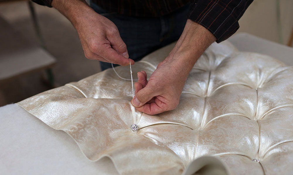 Оббить диван новой тканью