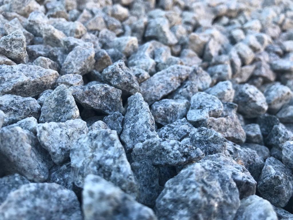 На что обратить внимание при выборе гранитного щебня