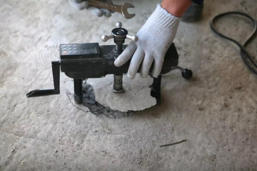 Испытание прочности бетона: когда необходимо и какой порядок проведения