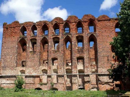 Средневековые замки в России: где найти рыцарей для их восстановления.