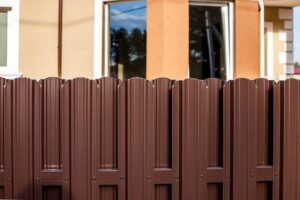 Забор из евроштакетника шахматка как отличное решения для ограждения любого