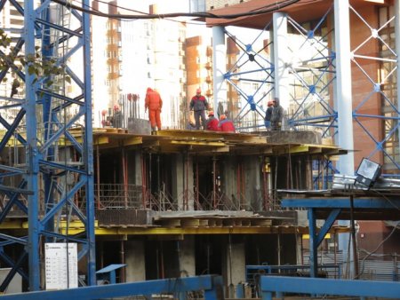 Как количество застройщиков в регионах влияет на стоимость жилья