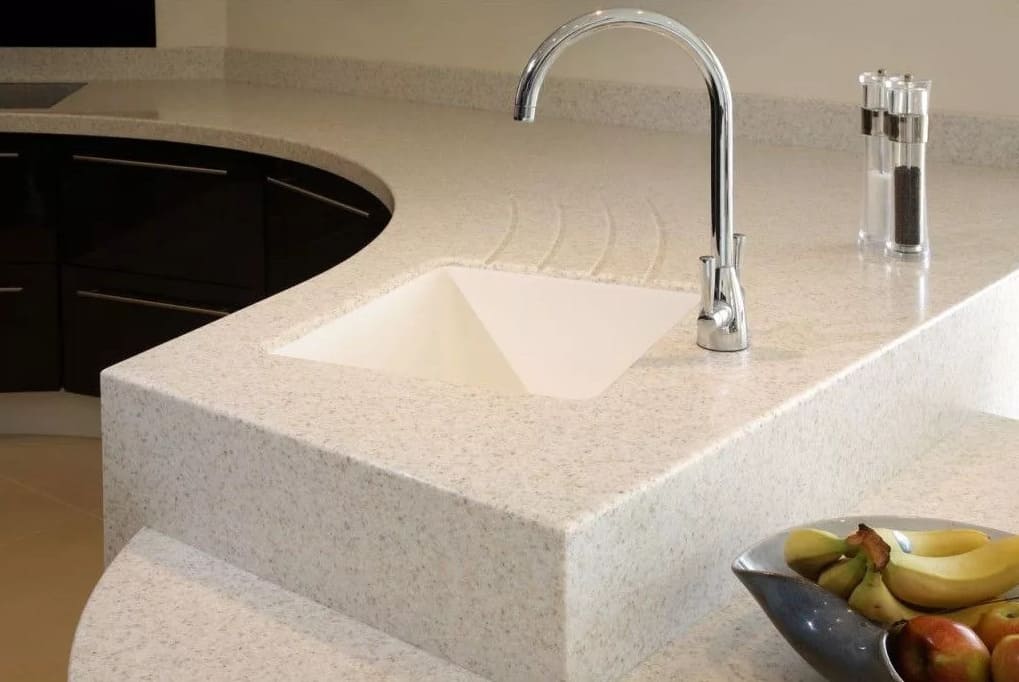 Искусство Красоты и Практичности: Индивидуальные Столешницы из Акрилового Камня на Заказ