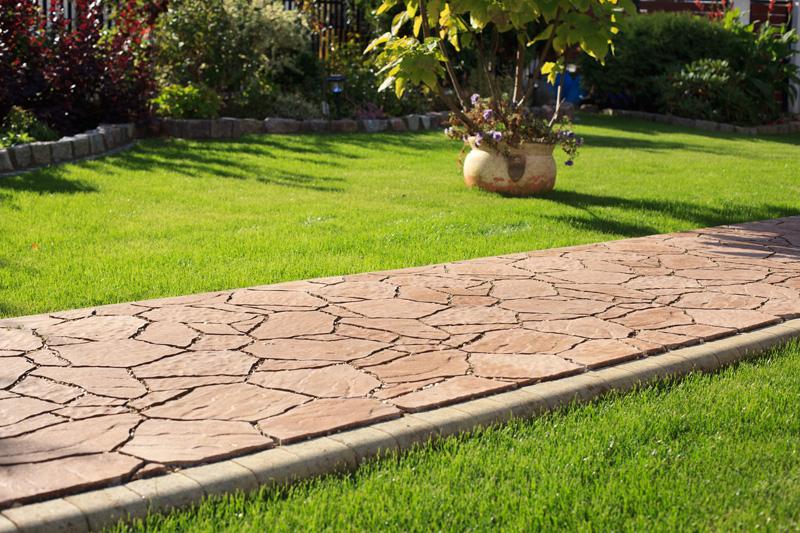 Натуральная брусчатка и бордюр vs. бетонные: Как выбрать идеальное покрытие для вашей территории