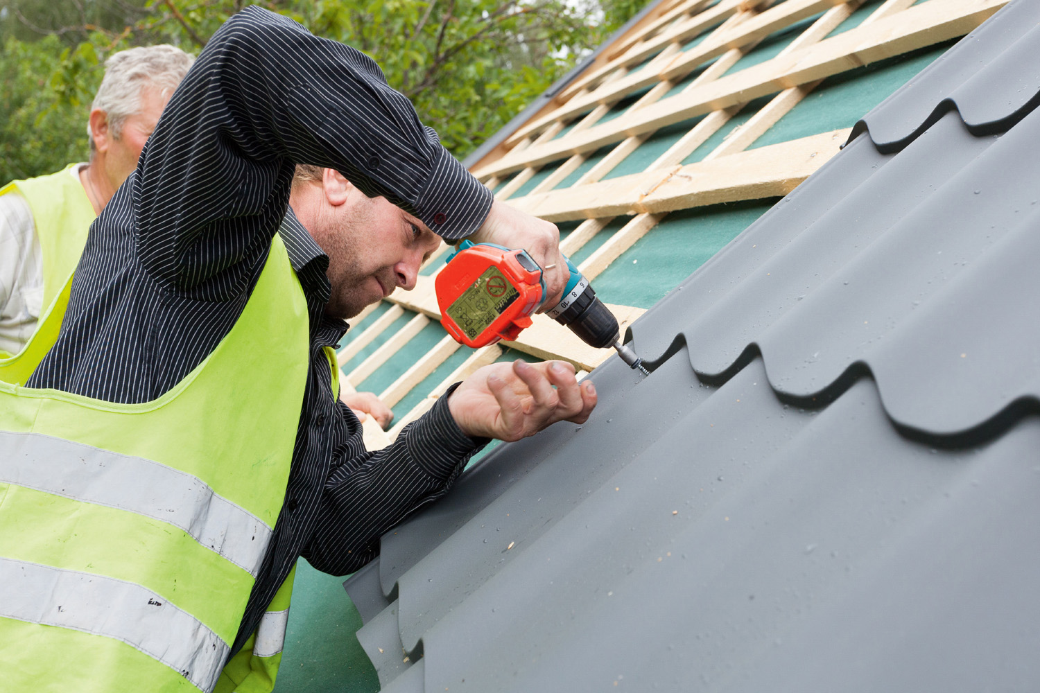 Монтаж металлочерепицы: Как превратить крышу в надежного защитника своего дома