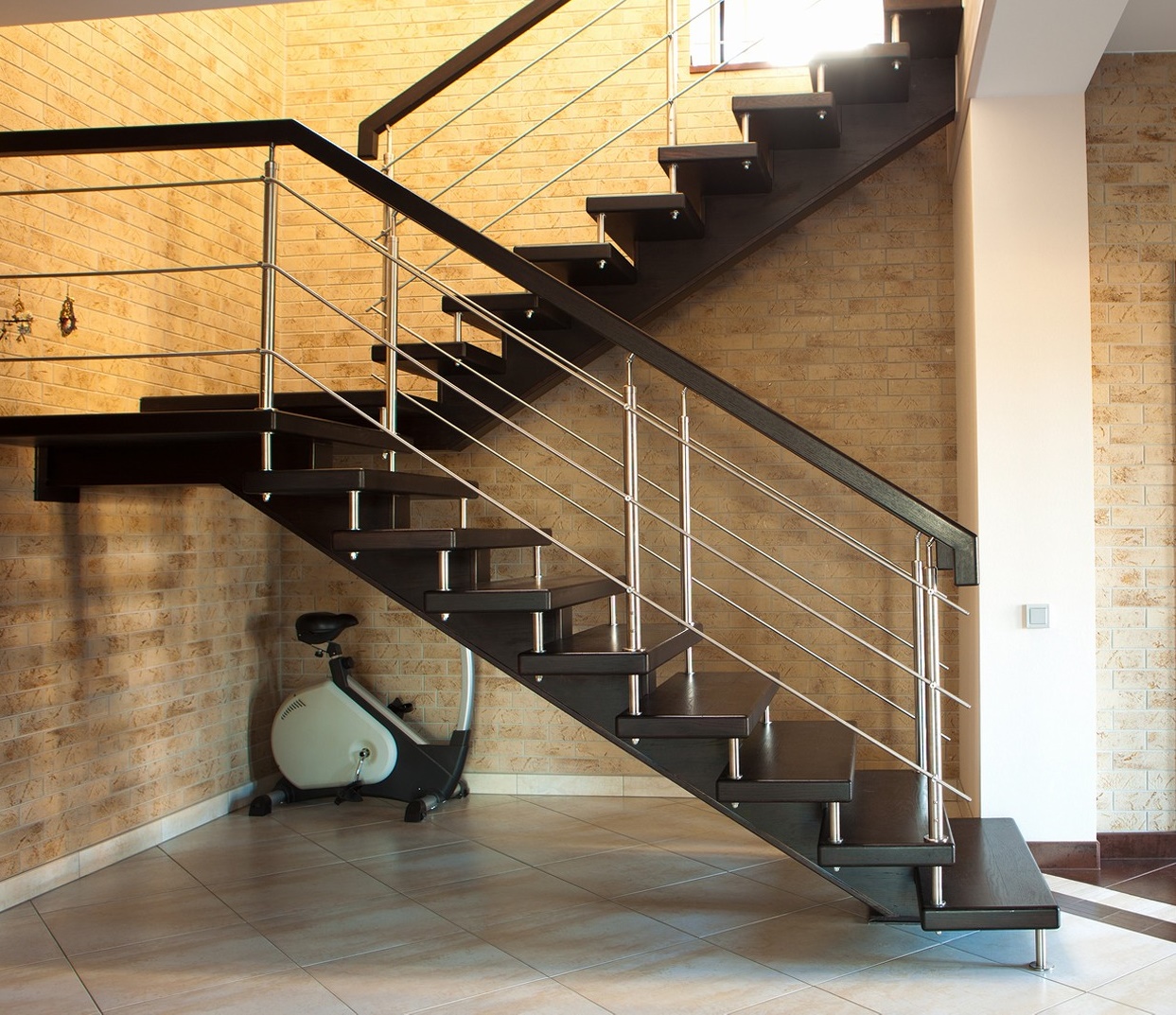 Металлические лестницы на второй этаж: Эстетика и практичность в одном исполнении