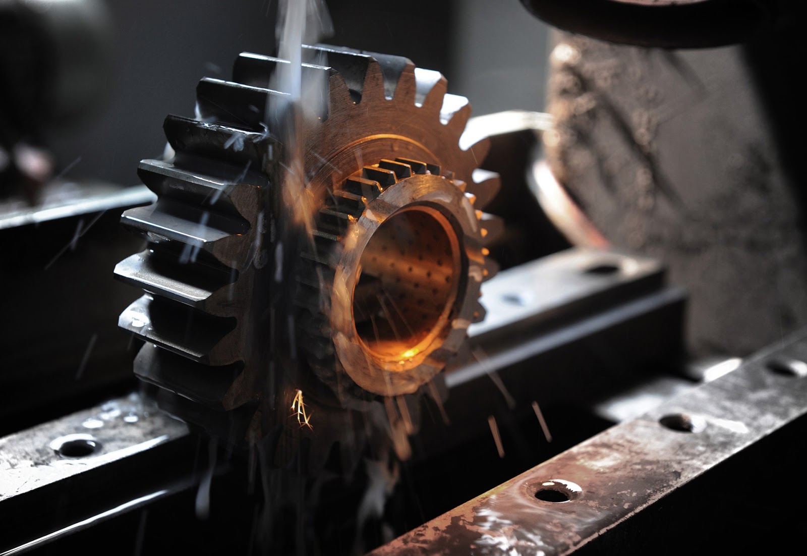 Современная электроэрозионная обработка металла: Технологии, преимущества и применение