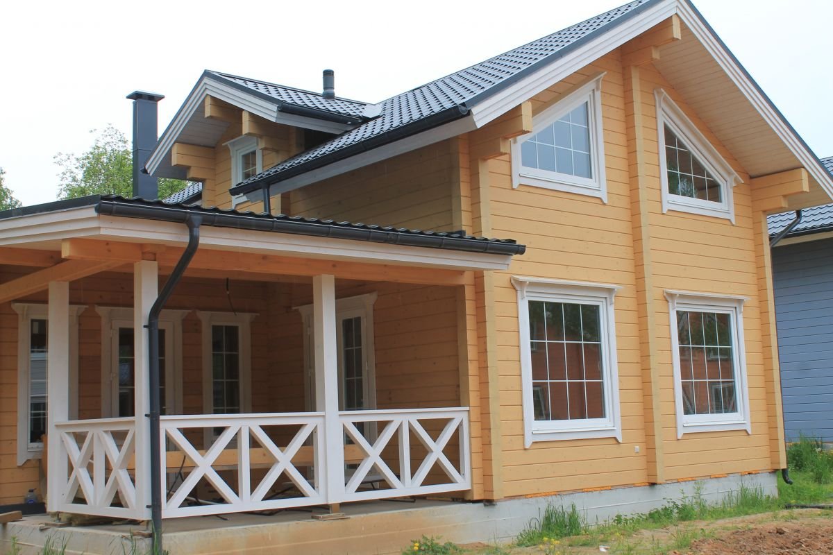 Сколько стоит качественная покраска деревянного дома?