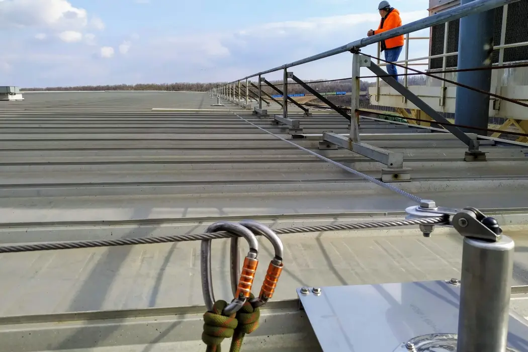 Анкерные линии на кровле: надежное крепление вашей крыши