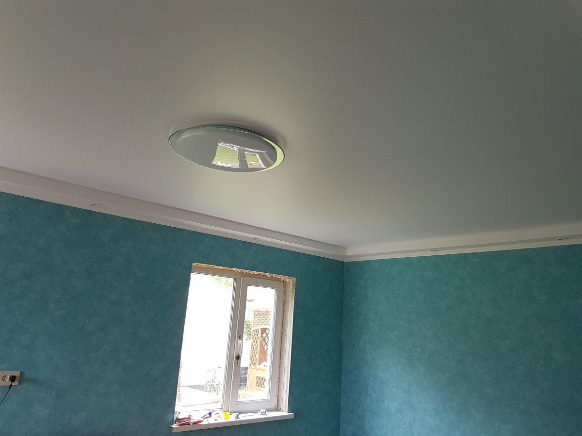 Преимущества и особенности тканевых натяжных потолков