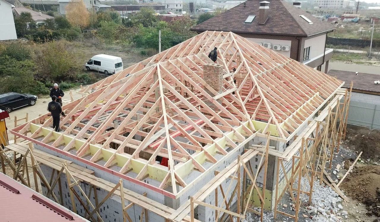 Ремонт вальмовой крыши: особенности и рекомендации