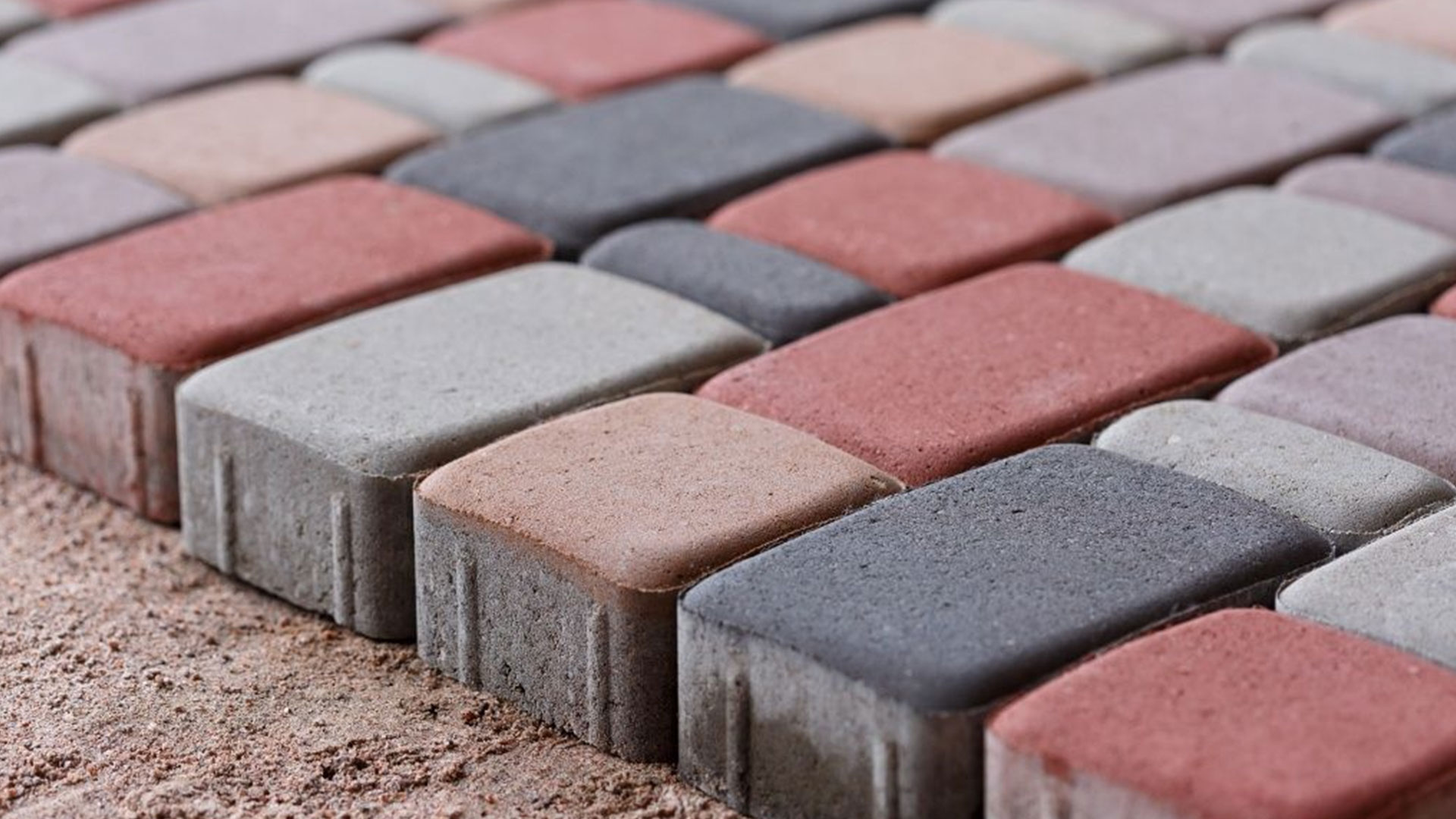 Вибролитая и вибропрессованная тротуарная плитка: что выбрать для вашего участка?