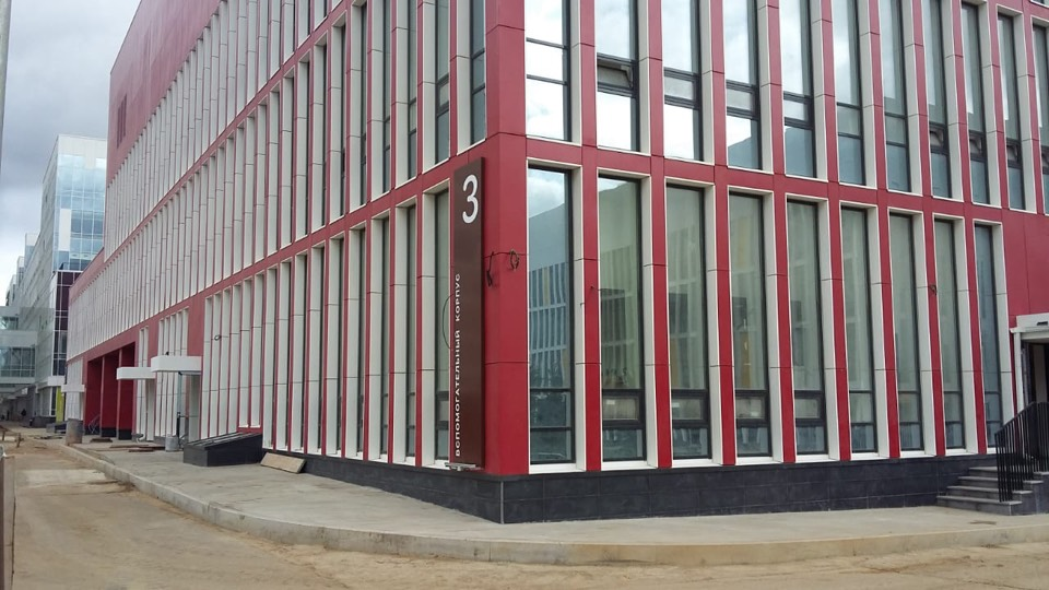 Применение и производство металлокассет: надежность и современный дизайн фасадов