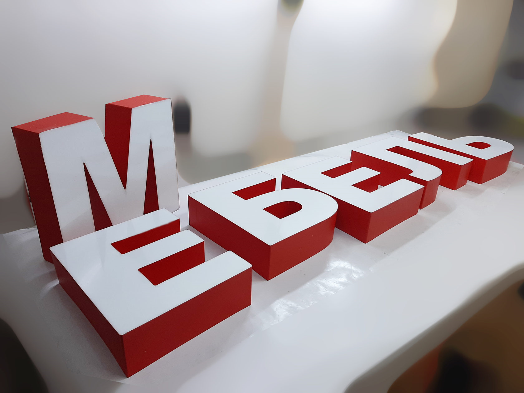 Объемные буквы и световые короба: Инновационные решения для бизнеса